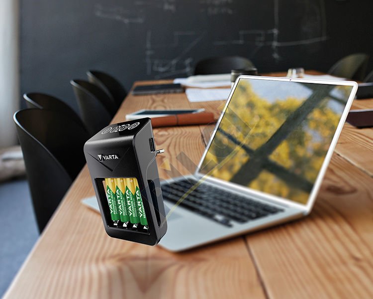 Varta 57687  LCD Plug Charger+